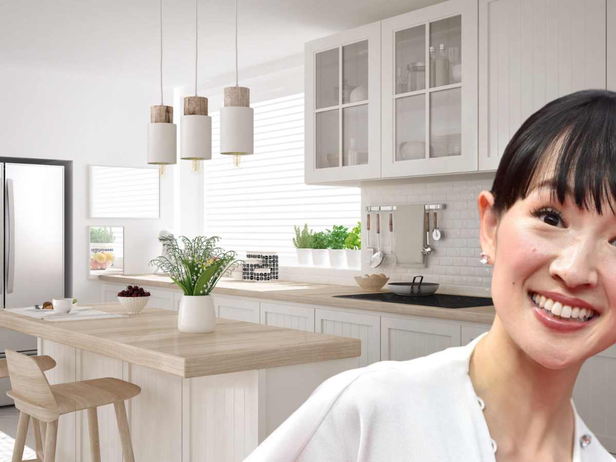 Eine ordentliche helle K&uuml;che mit einem Portrait von Marie Kondo.
