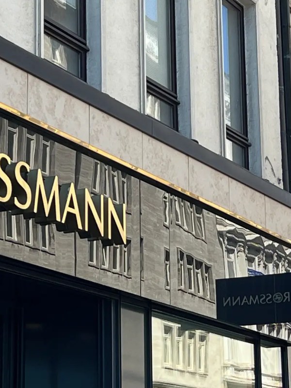 Neu bei Rossmann: Dieses 2-in-1-Produkt l&auml;sst deine Lippen sofort sch&ouml;ner aussehen