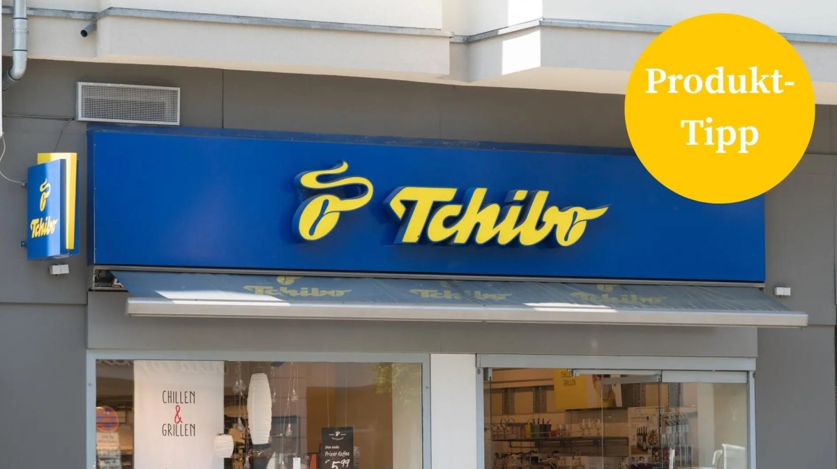 Bild von dem Logo über einem Tchibo-Store. Oben rechts befindet sich ein gelber Kreis mit der Schrift "Produkt-Bild".