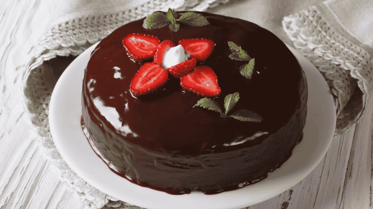 Schokokuchen mit Erdbeeren.