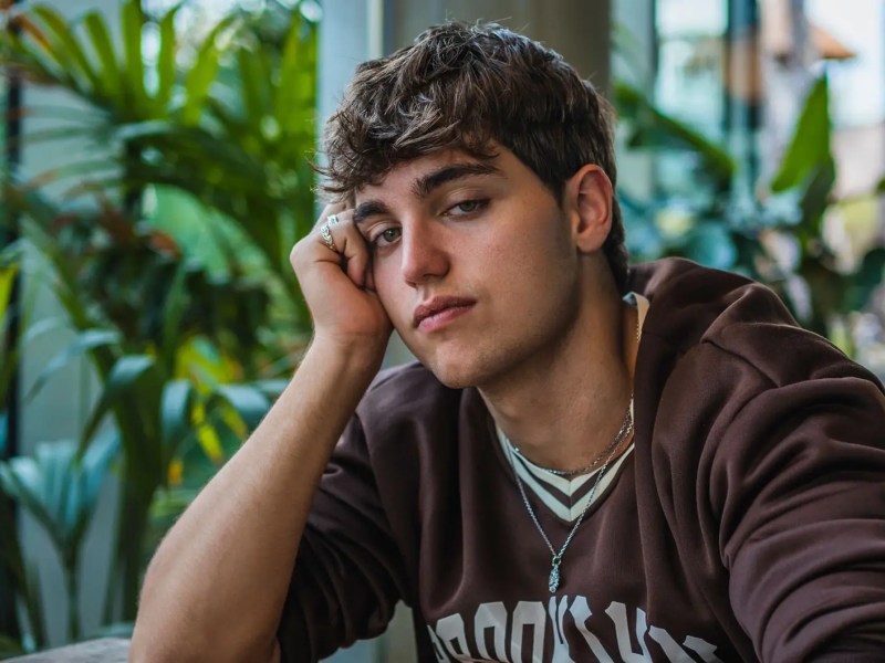 Porträt eines männlichen Teenagers mit blauen Augen, der in die Kamera schaut.