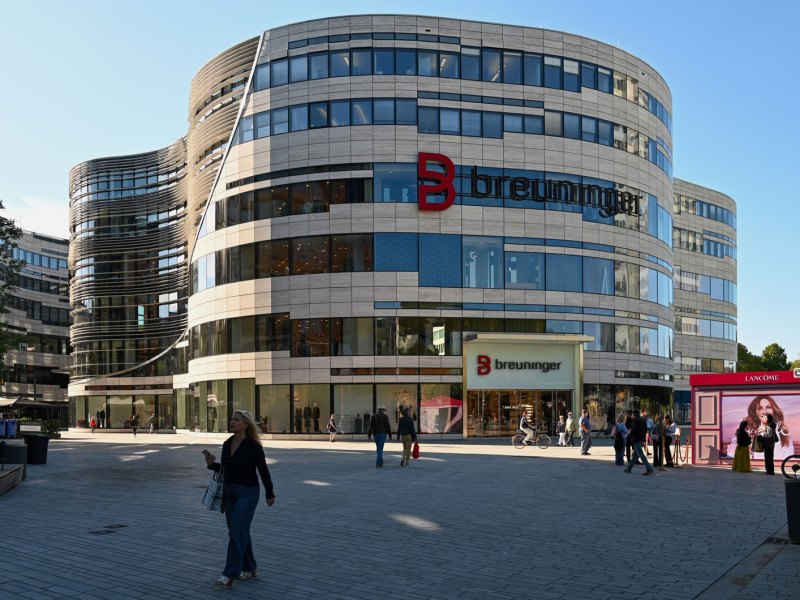 The Breuninger fashion and department store on Königsallee / Koe-Bogen in Düsseldorf.