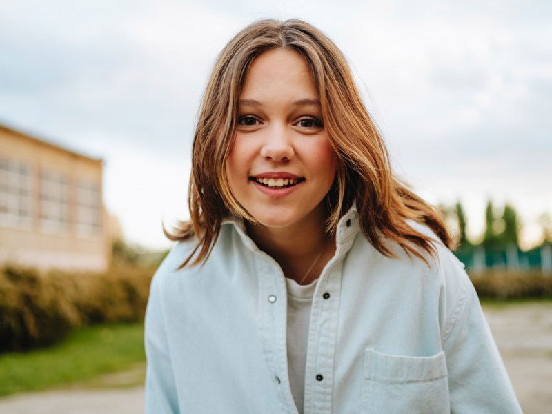 Porträt eines Blonden Mädchens im Teenageralter.