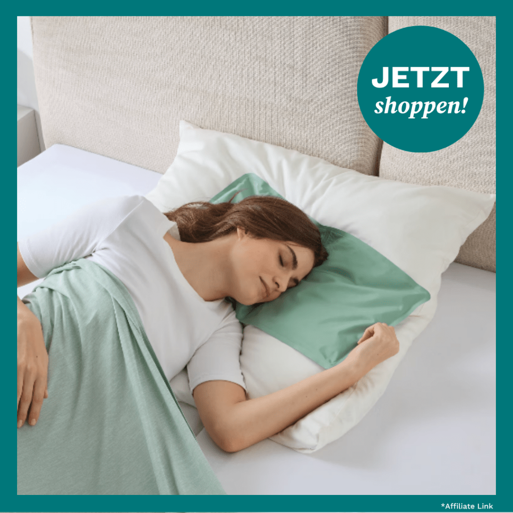 Junge Frau schl&auml;ft in einem Bett auf einem K&uuml;hlkissen