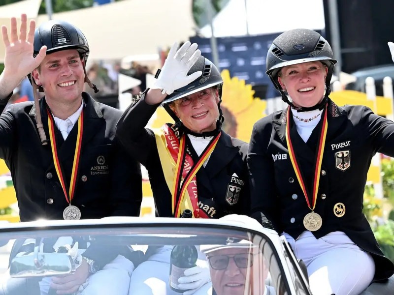 Isabell Werth (Mitte) gewinnt im vergangenen Jahr DM-Gold im Grand Prix Special vor Frederic Wandres (links) und Katharina Hemmer.&copy; Dietmar Reker | WP