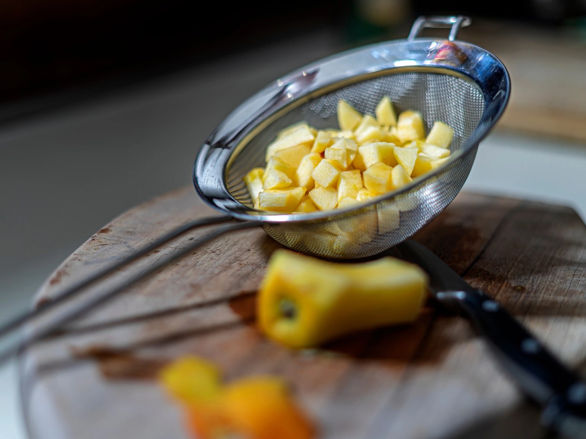 K&uuml;chensieb mit kleingeschnittenen &Auml;pfeln drin