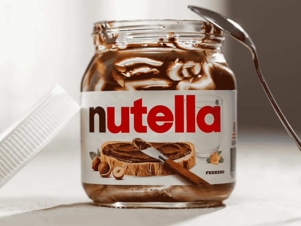 Leeres Nutella-Glas, daneben ein L&ouml;ffel.
