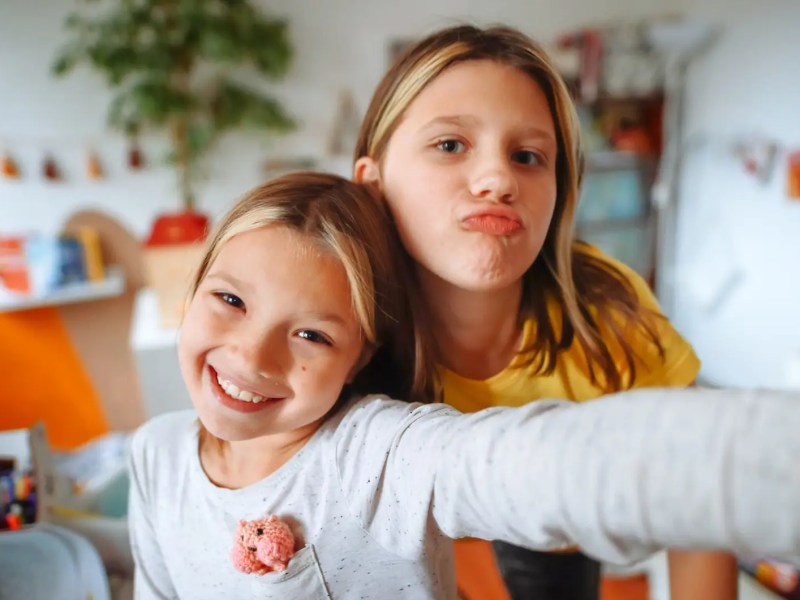 Schwestern posieren für Selfie.