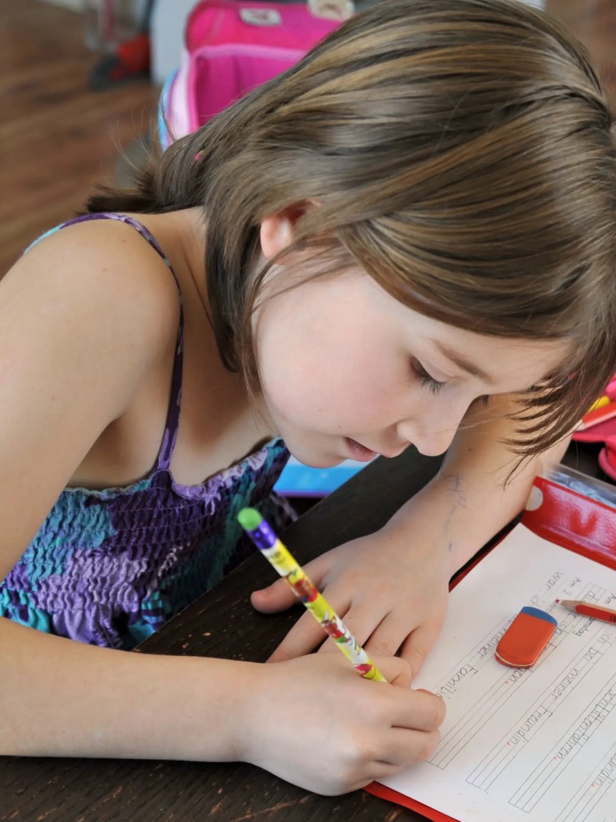 Darum sollten Kinder trotz Tablets mit der Hand schreiben
