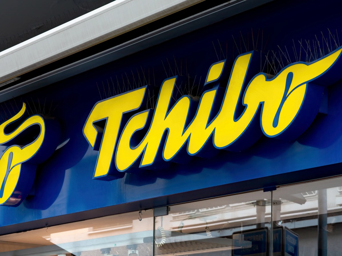 Nahaufnahme des Tchibo-Logos am Gesch&auml;ft