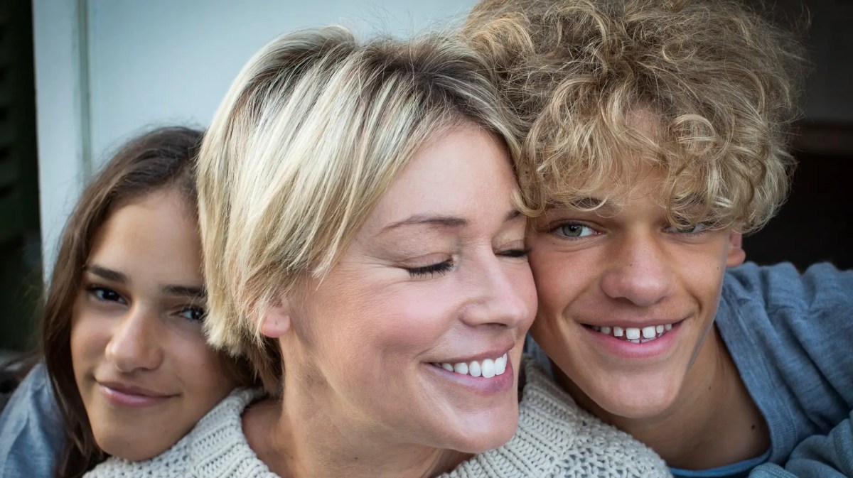 Porträt von Mutter, Tochter und Sohn im Teenageralter.