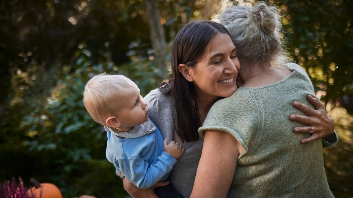 Drei Generationen, Oma, Mutter, Enkel.