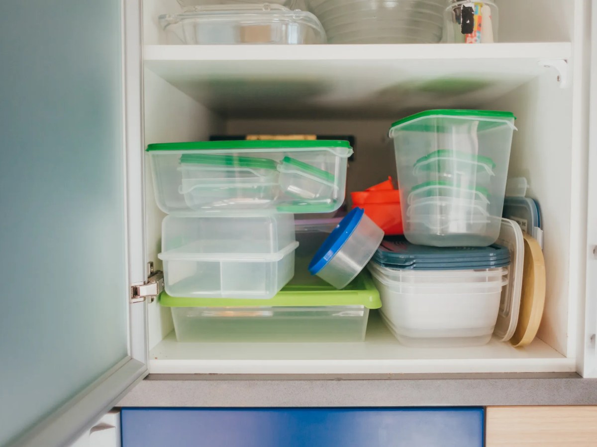 Stopp‘ das Tupper-Tetris! Damit verstaust du Brotdosen und Deckel endlich ordentlich