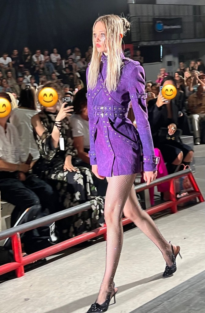 Frau l&auml;uft &uuml;ber den Catwalk bei der Berliner Fashion Week