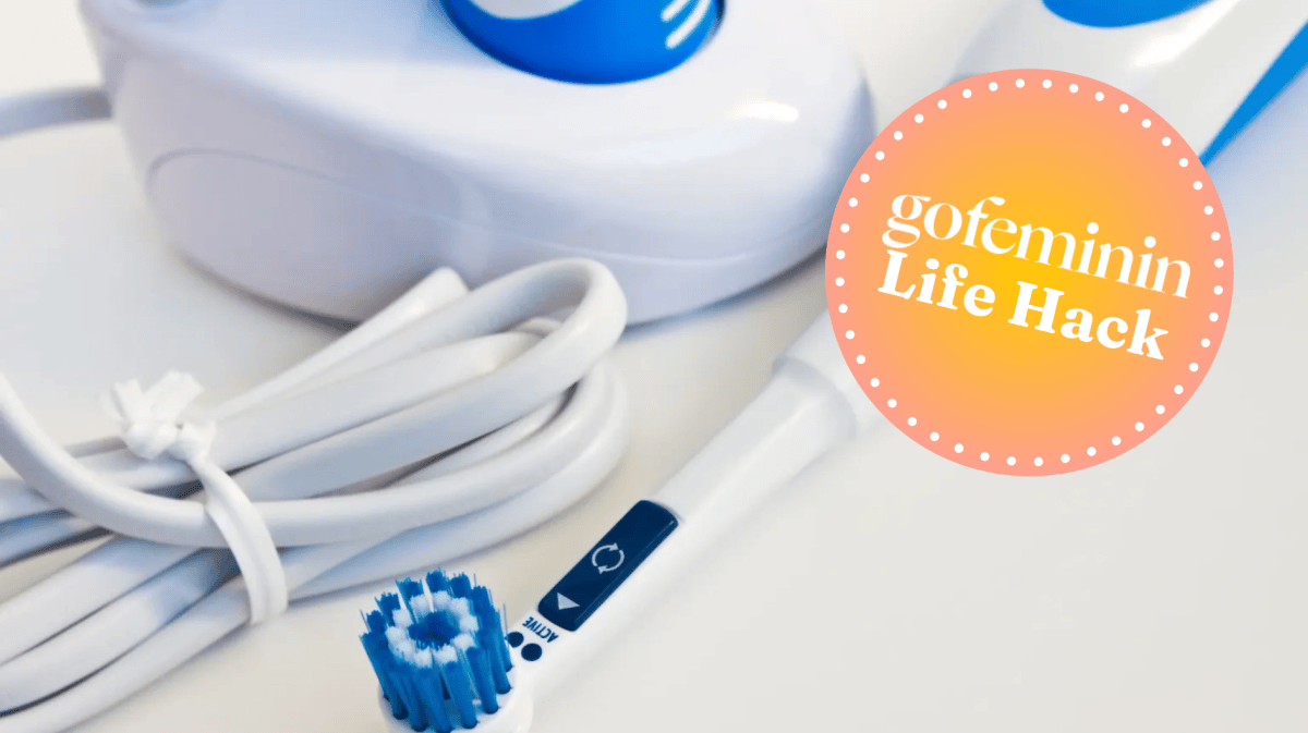 Elektrische Zahnbürste mit Ladestation darauf gofeminin Logo