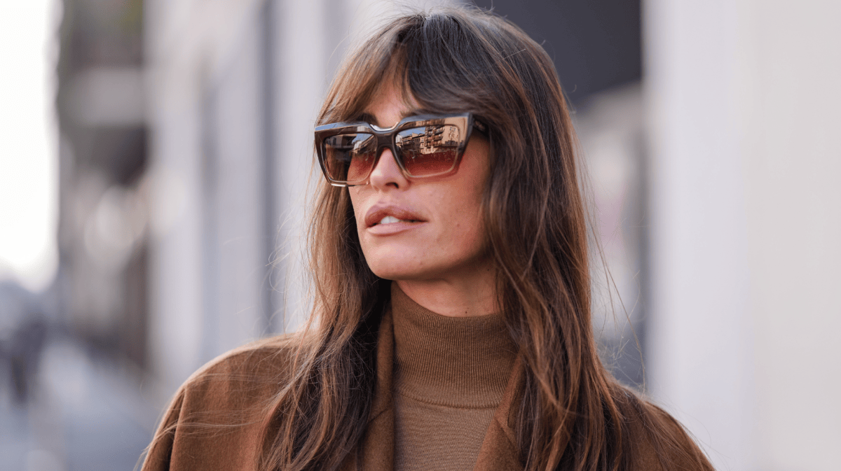 Braunhaarige Frau mit Sonnenbrille